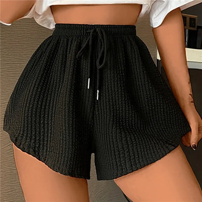 Short noir texturé pour femme, taille haute avec cordon, style décontracté et moderne, idéal pour l'été et les tenues de plage.