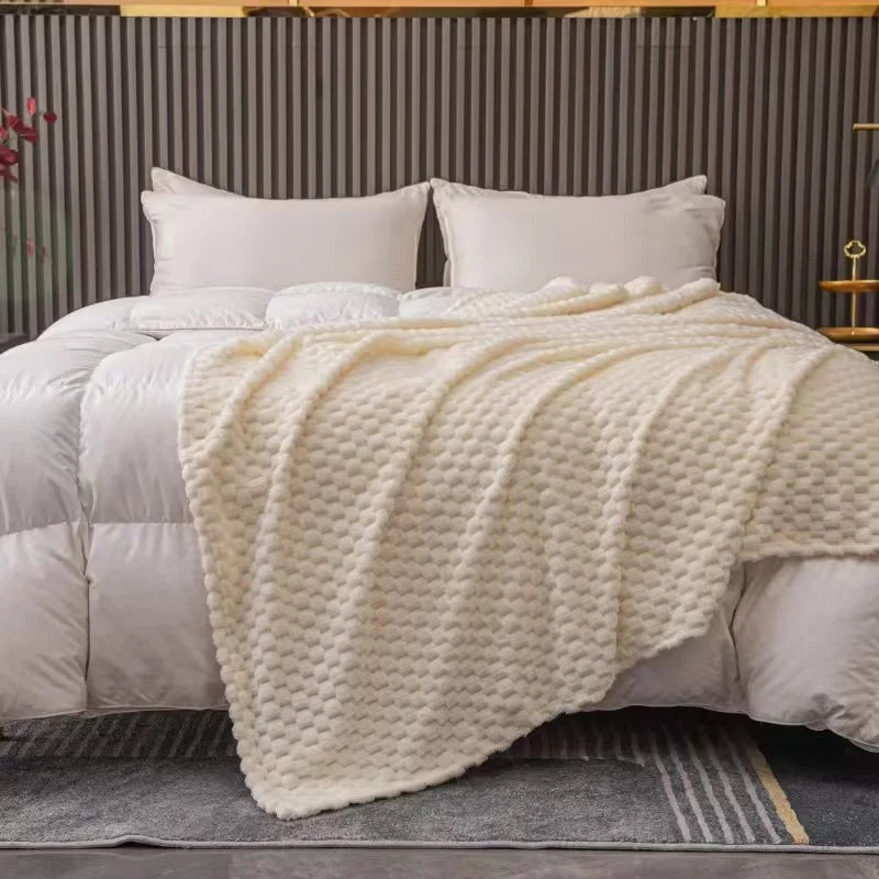 Lit élégant avec couverture en fausse fourrure blanche, oreillers moelleux, et décor moderne. Chambre confortable et design contemporain.