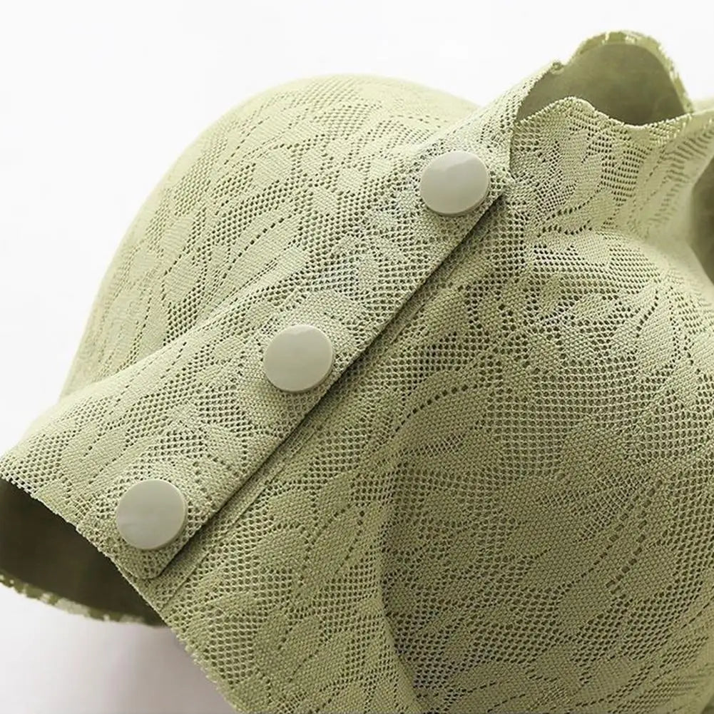 Chapeau en dentelle verte avec motifs floraux, boutons décoratifs, style élégant et tendance. Accessoire de mode féminin chic et raffiné.