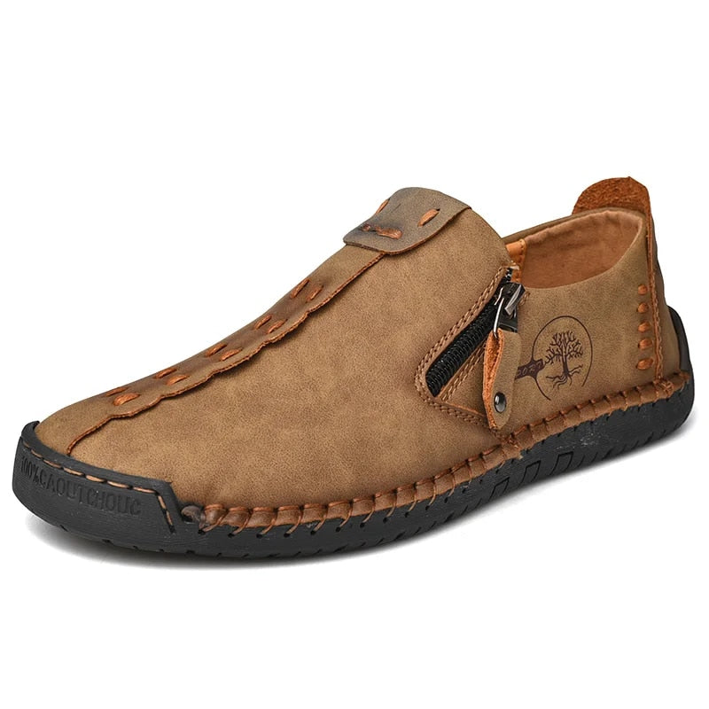 Chaussure en cuir marron pour homme, style décontracté, avec fermeture éclair latérale et semelle noire antidérapante. Idéale pour la mode urbaine.