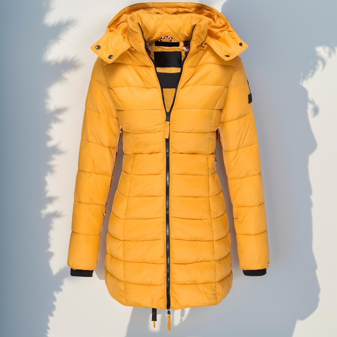 Doudoune jaune femme avec capuche, fermeture éclair, design moderne. Veste hiver chaude, tendance, idéale pour temps froid. Mode féminine élégante.