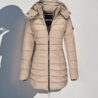 Doudoune beige femme avec capuche, fermeture éclair, design matelassé, idéale pour l'hiver. Mode féminine, manteau chaud, tendance hiver.