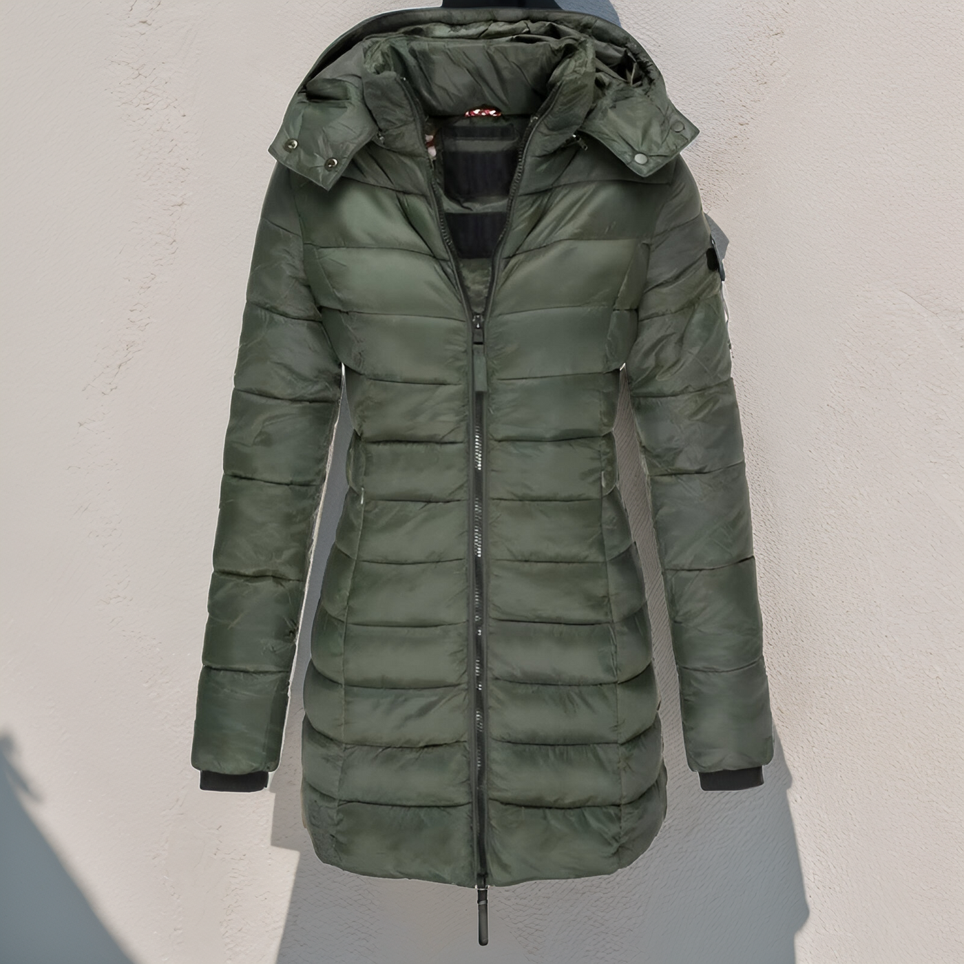 Doudoune longue verte pour femme avec capuche, fermeture éclair, design matelassé, idéale pour l'hiver. Mode féminine, manteau chaud.