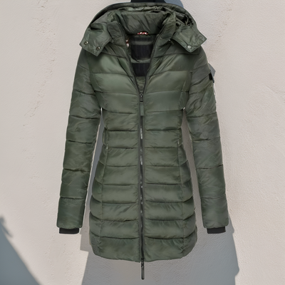 Doudoune longue verte pour femme avec capuche, fermeture éclair, design matelassé, idéale pour l'hiver. Mode féminine, manteau chaud.