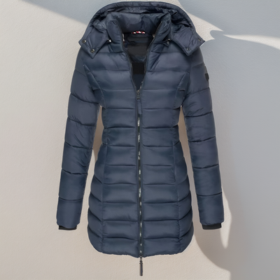 Doudoune longue femme bleu marine avec capuche, fermeture éclair, manches longues, style moderne. Veste hiver chaude et élégante.