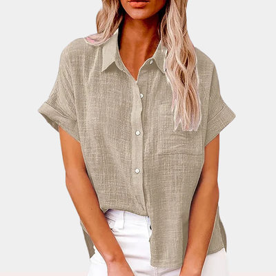 Blouse en lin beige pour femme, manches courtes, col chemise, boutons blancs, poche poitrine, style décontracté, idéale pour l'été.