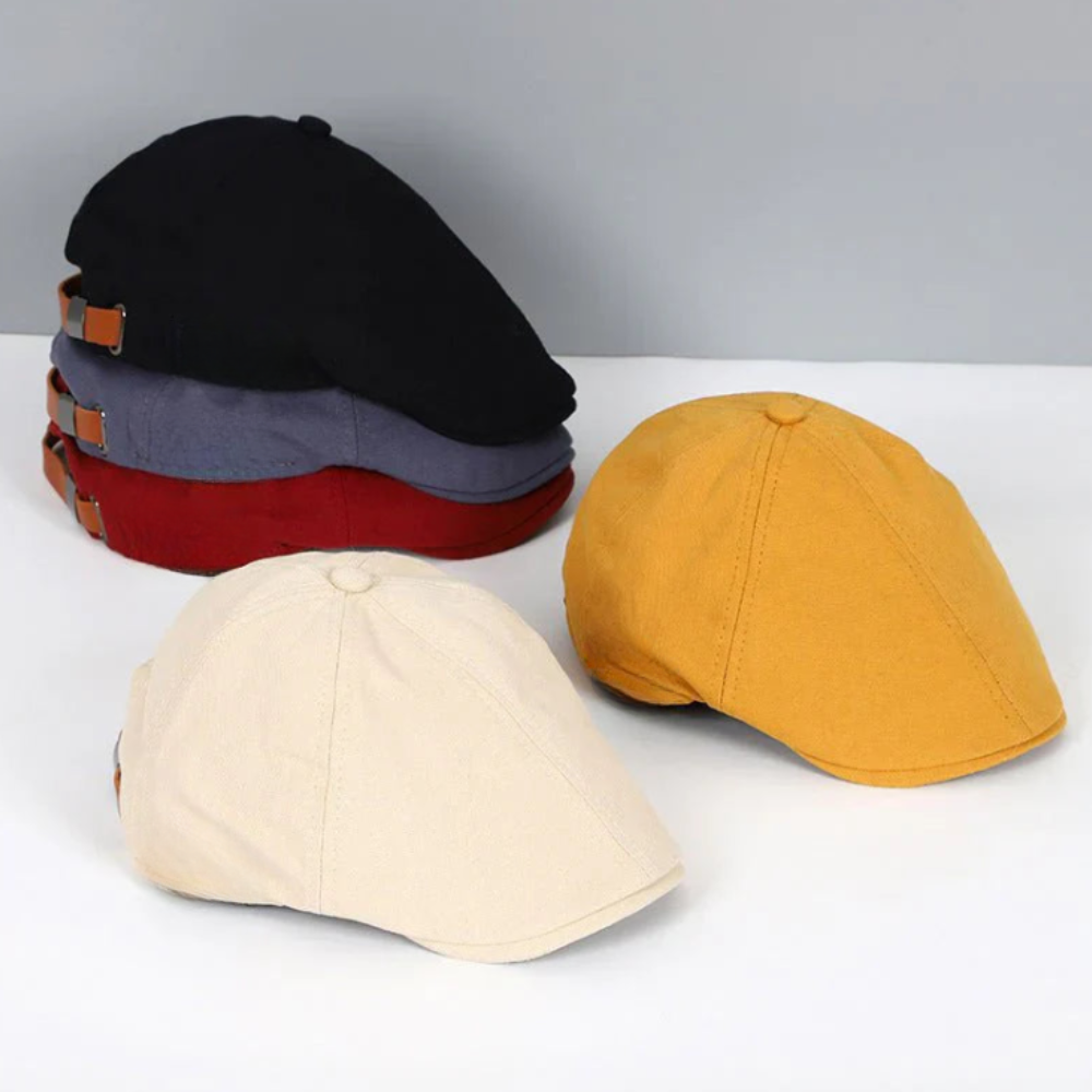 Casquettes plates en coton de différentes couleurs : noir, gris, rouge, beige et jaune. Accessoires de mode élégants pour hommes et femmes.