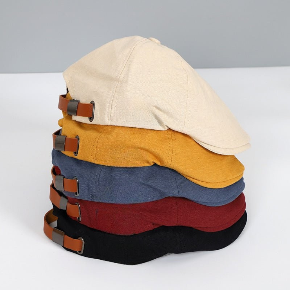 Casquettes plates empilées en coton de différentes couleurs : beige, jaune, bleu, rouge, noir. Accessoires de mode tendance avec boucles réglables.