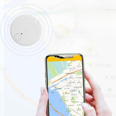 Smartphone affichant une carte GPS, tenu par une main, avec un traceur GPS rond en arrière-plan. Technologie de localisation précise.