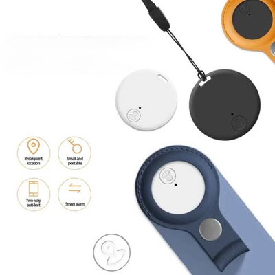 Dispositifs de suivi Bluetooth ronds noir et blanc, avec étui bleu et orange. Idéal pour localiser objets perdus. Compact et portable.