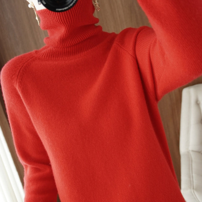Pull rouge à col roulé en laine, élégant et chaud, parfait pour l'hiver. Mode féminine, style décontracté, vêtement tendance automne-hiver.