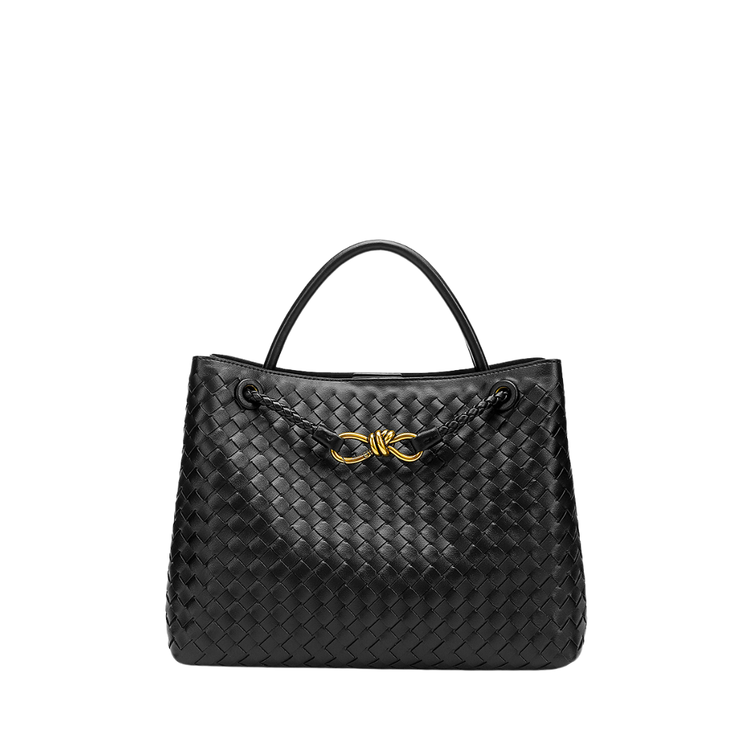 Sac à main en cuir noir tressé avec anse, orné d'un nœud doré. Élégant et moderne, idéal pour la mode féminine et les accessoires de luxe.