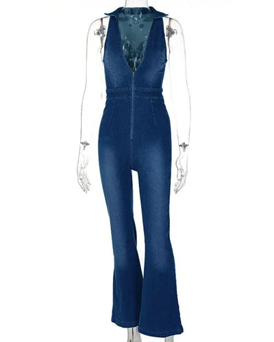 Combinaison en jean bleu pour femme avec décolleté plongeant et jambes évasées, style rétro chic, mode tendance, vêtement élégant.