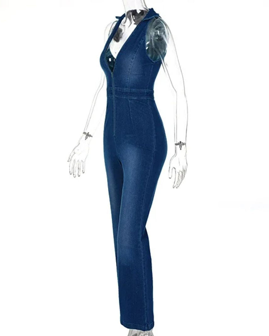 Combinaison en jean bleu sans manches pour femme sur mannequin transparent, coupe ajustée, style moderne et élégant, mode féminine tendance.