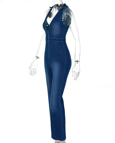 Combinaison en jean bleu sans manches pour femme sur mannequin transparent, coupe ajustée, style moderne et élégant, mode féminine tendance.