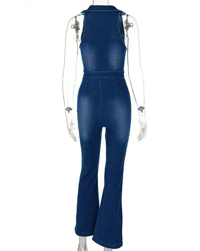 Combinaison en jean bleu pour femme, style rétro, dos nu, jambes évasées, mode tendance, vêtement décontracté, mannequin transparent.