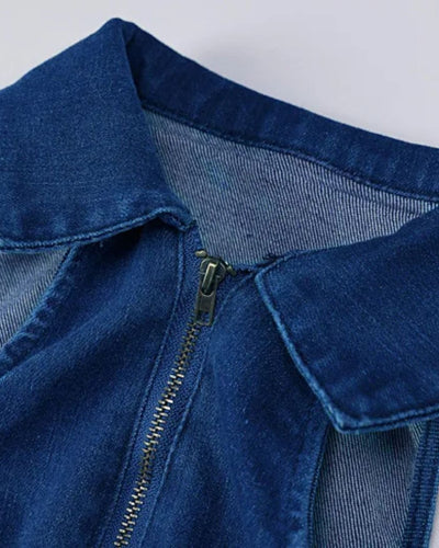 Veste en jean bleu avec fermeture éclair, col classique, tissu denim. Mode tendance, vêtement décontracté, style urbain.