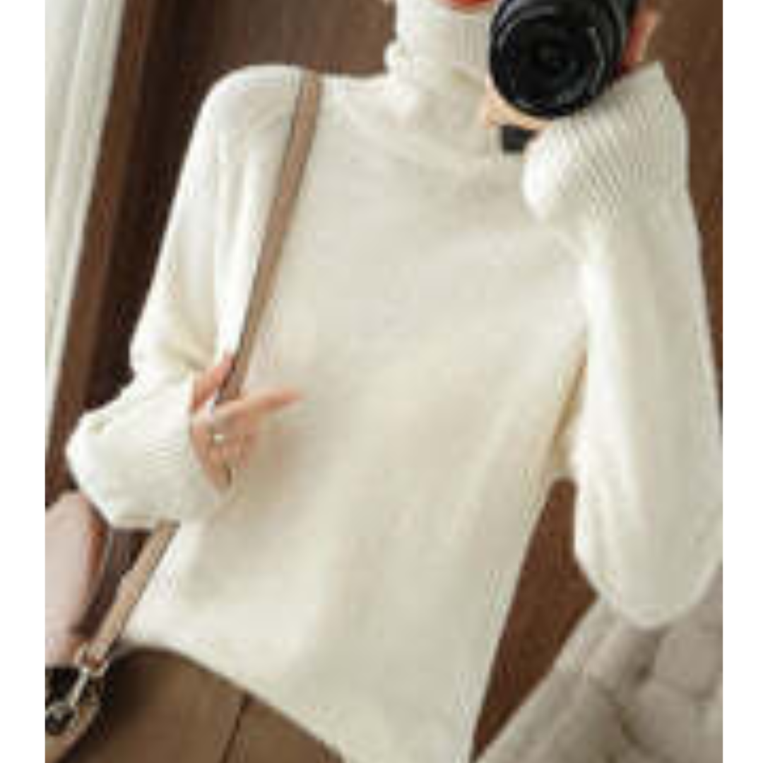Femme en pull col roulé blanc, tenant un appareil photo, sac à bandoulière beige. Mode automne-hiver, style décontracté, photographie miroir.