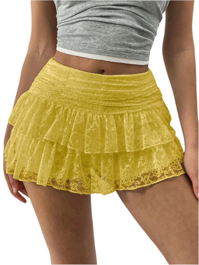 Jupe courte en dentelle jaune à volants, portée avec un haut gris. Mode féminine estivale, style tendance et élégant.