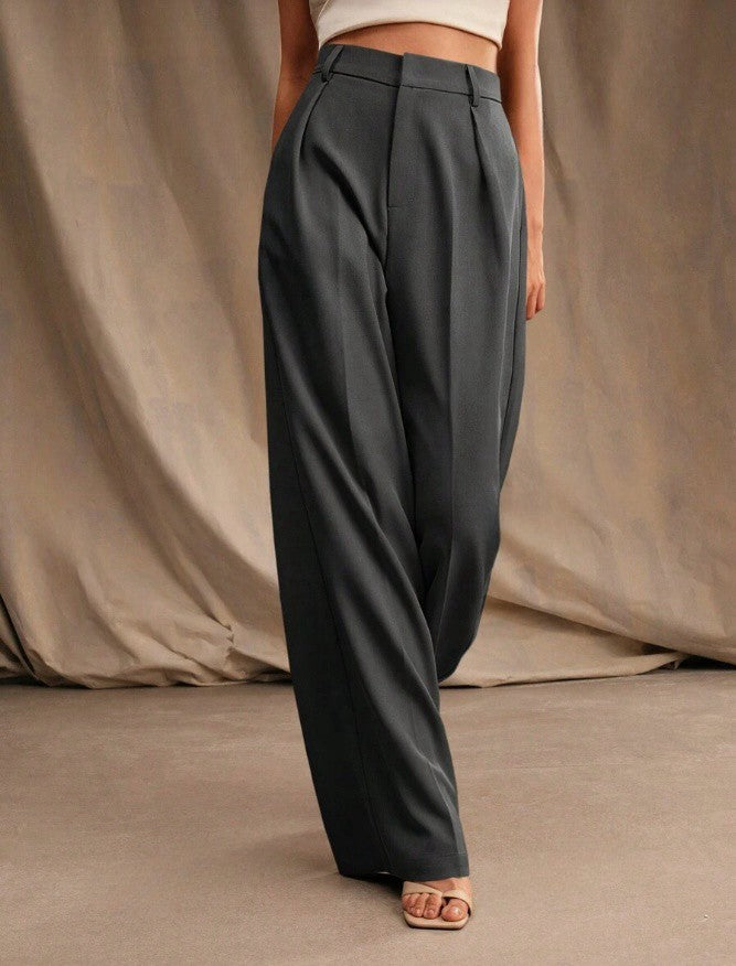 Pantalon large gris élégant pour femme, taille haute, style chic et moderne, idéal pour tenues professionnelles ou décontractées.