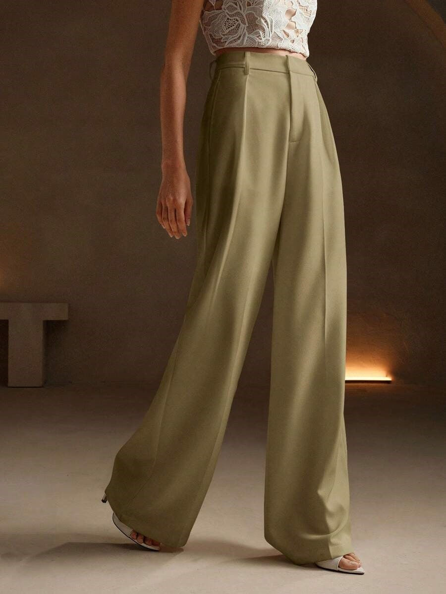 Pantalon large femme kaki élégant, taille haute, avec un haut en dentelle blanche, mode chic et tendance, idéal pour tenues de soirée ou bureau.