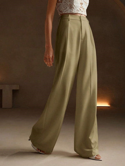 Pantalon large femme kaki élégant, taille haute, avec un haut en dentelle blanche, mode chic et tendance, idéal pour tenues de soirée ou bureau.