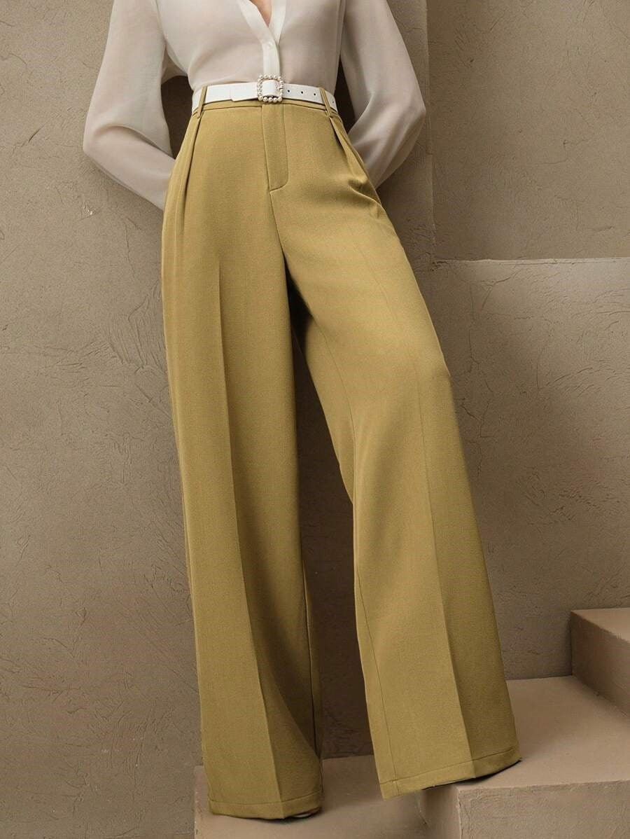 Pantalon large beige élégant pour femme, taille haute avec ceinture blanche, style chic et moderne, idéal pour tenues professionnelles ou soirées.