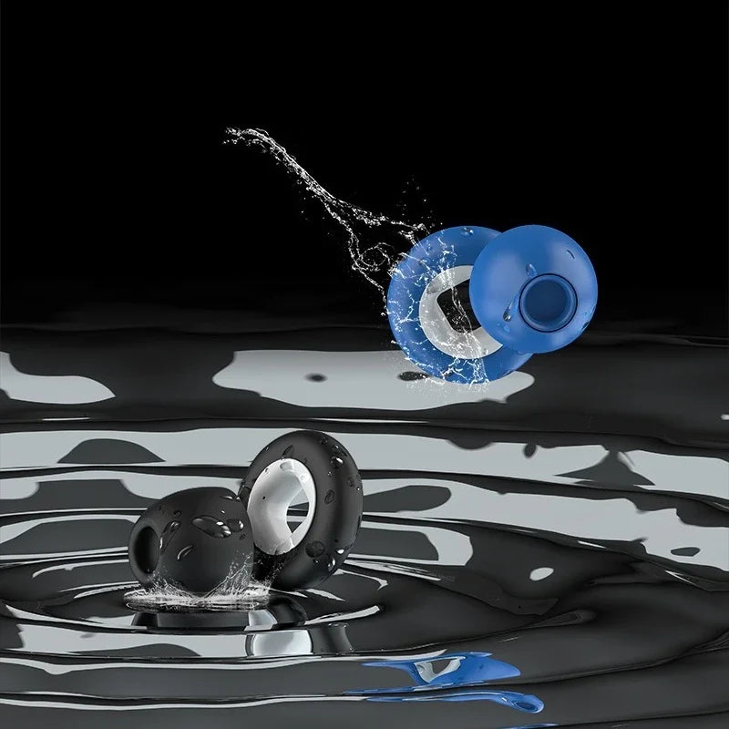 Deux anneaux en silicone, noir et bleu, flottent sur l'eau avec des éclaboussures. Accessoires de natation, design moderne, fond noir.