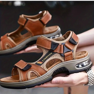 Sandales de randonnée marron pour homme avec semelle épaisse amortissante, fermetures à scratch, design sportif et confortable, mode été.