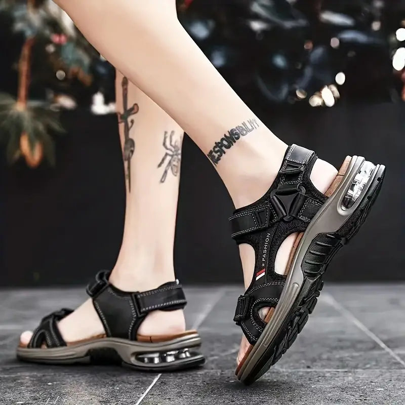 Sandales de sport noires pour homme avec semelle amortissante, design moderne, portées en extérieur. Chaussures confortables et tendance.