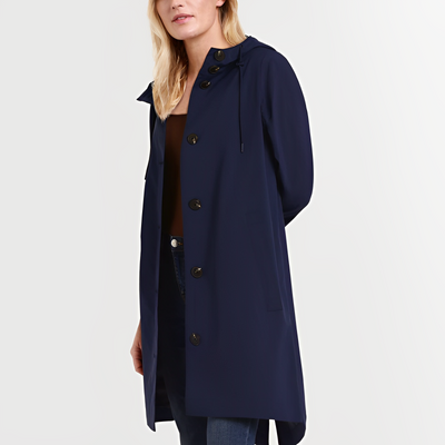 Femme portant un manteau bleu marine élégant avec boutons noirs, style moderne, mode automne, vêtement extérieur chic, tendance féminine.