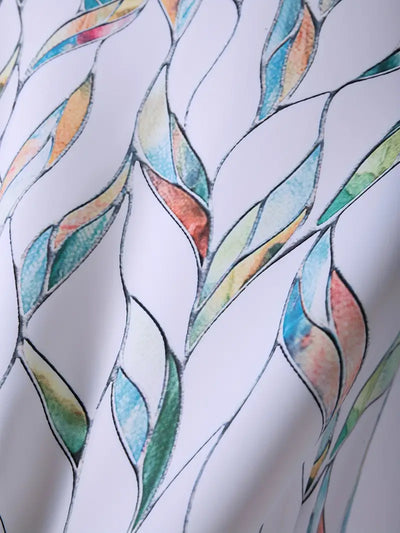 Motif abstrait coloré sur tissu blanc, avec des formes de feuilles en bleu, vert, orange et rose. Design artistique moderne, textile élégant.