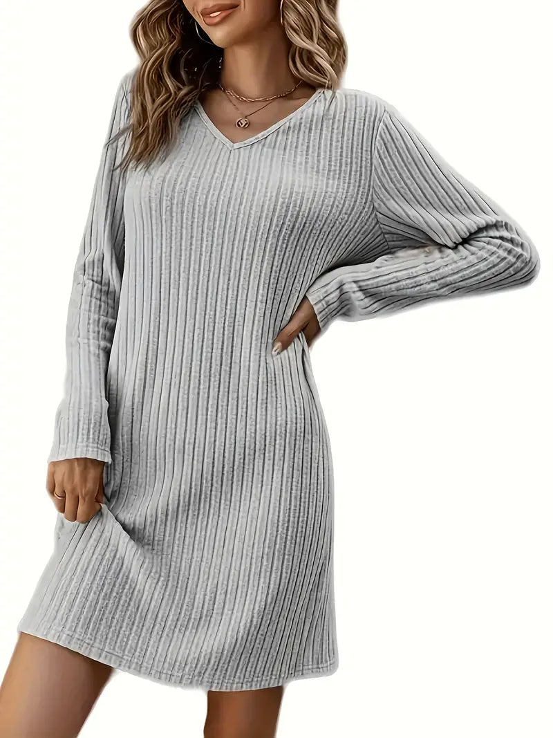 Robe simple mais élégante avec un décolleté en V côtelé