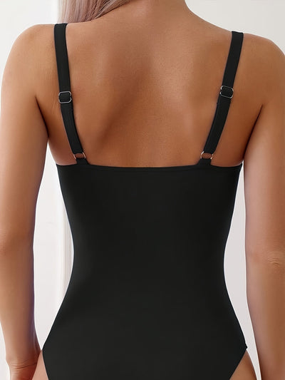 Femme en maillot de bain noir une pièce, dos nu, bretelles réglables. Mode plage élégante, tenue d'été tendance, style minimaliste.