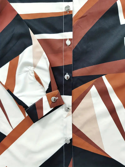Chemise à motifs géométriques marron, noir et blanc, manches longues, boutons argentés. Mode tendance, style moderne, vêtements élégants.