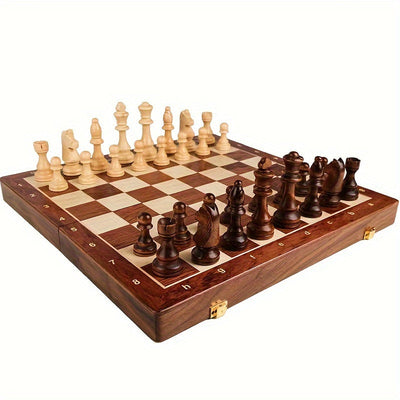 Échiquier en bois avec pièces de jeu d'échecs en bois clair et foncé, prêt pour une partie. Accessoire de stratégie et de réflexion.