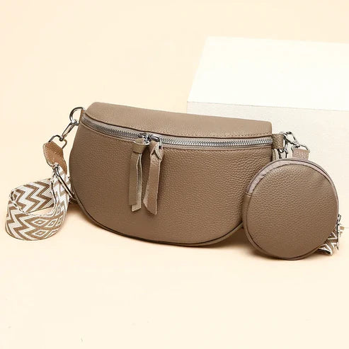 Sac banane en cuir beige avec pochette ronde assortie et bandoulière à motif zigzag. Accessoire mode tendance pour femme, pratique et élégant.