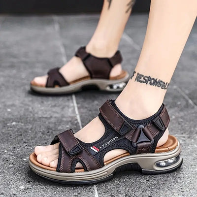 Sandales de sport marron pour homme avec semelle épaisse, design moderne et bandes ajustables, idéales pour l'été et les activités en plein air.