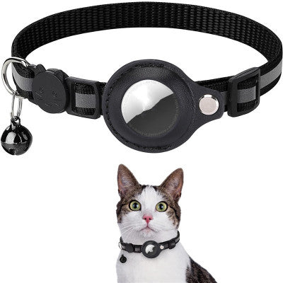 Collier pour chat noir avec AirTag intégré et clochette, idéal pour la localisation GPS des animaux de compagnie. Chat blanc et gris le portant.