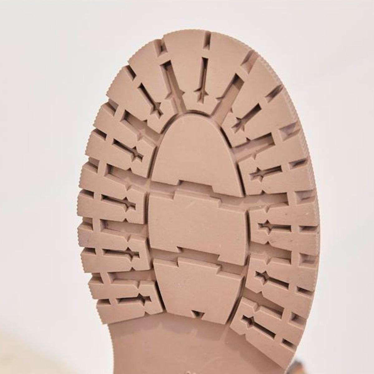 Sznurowane buty z antypoślizgową podeszwą