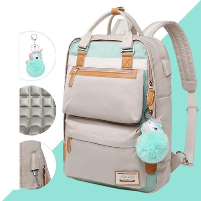 Sac à dos beige et vert menthe avec porte-clés licorne, poches multiples, détails en cuir, design moderne et fonctionnel pour école ou voyage.