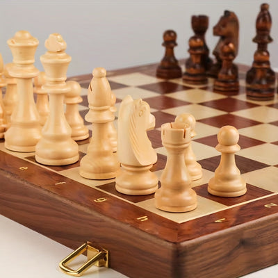 Échiquier en bois avec pièces de jeu d'échecs en bois clair et foncé, prêt pour une partie. Jeu d'échecs classique, stratégie, loisirs.