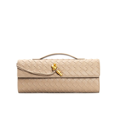 Sac à main en cuir beige tressé avec fermoir doré, design élégant et moderne. Accessoire de mode luxueux pour femme, style chic et sophistiqué.
