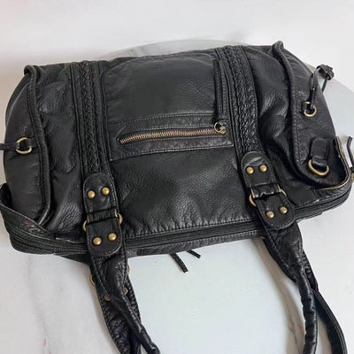 Sac à main en cuir noir avec fermetures éclair et détails en métal doré, design élégant et pratique, idéal pour la mode féminine et le quotidien.