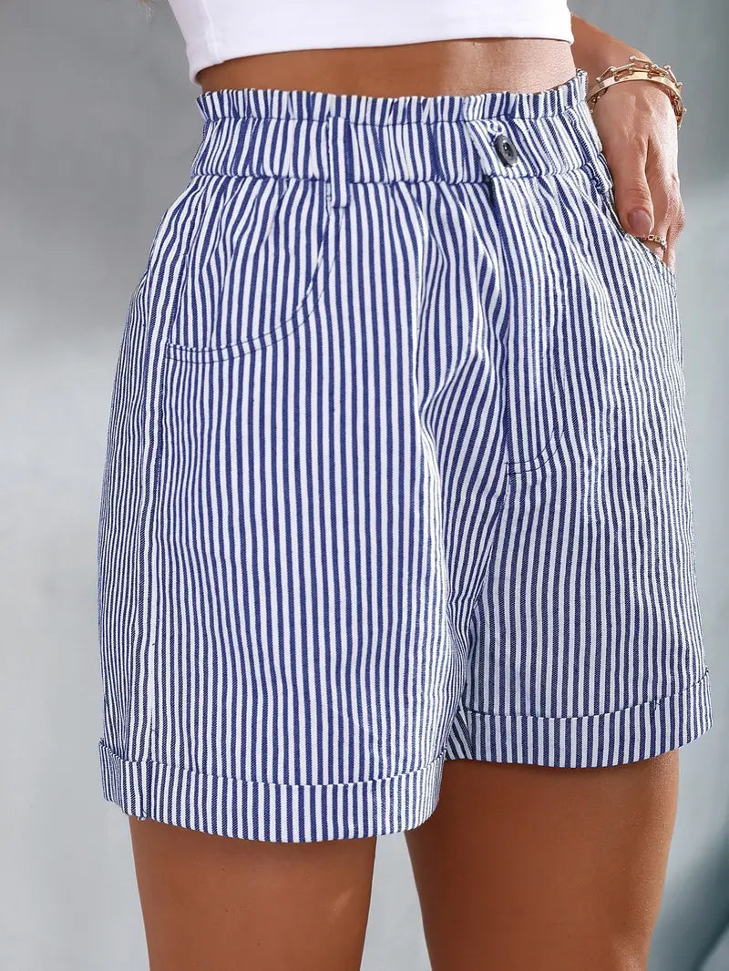 Short en coton à rayures bleues et blanches, taille haute, avec poches latérales, porté par une femme. Mode estivale, style décontracté.