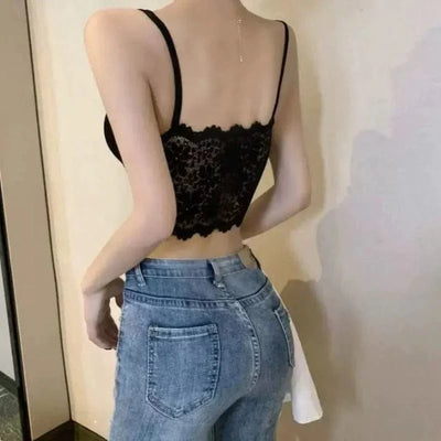 Femme portant un haut en dentelle noire et un jean bleu, vue de dos. Mode féminine, style décontracté, tendance actuelle.