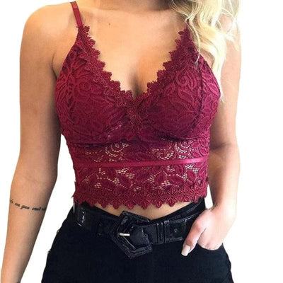Femme portant un haut en dentelle bordeaux, bretelles fines, décolleté en V, associé à un pantalon noir. Mode féminine élégante et tendance.