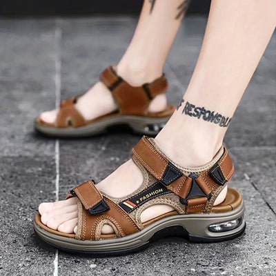 Sandales de randonnée marron pour homme avec semelles épaisses et sangles ajustables, idéales pour l'été et les activités de plein air.