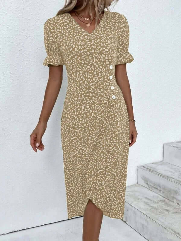 Robe midi à fleurs beige avec manches bouffantes et boutons, style élégant et décontracté, idéale pour l'été.