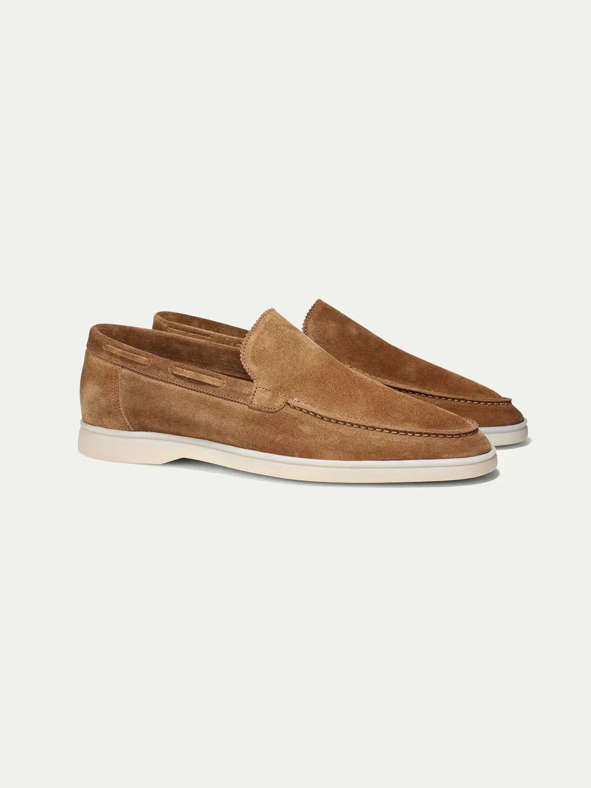 Mocassins en daim marron pour homme, semelle blanche, style élégant et décontracté. Chaussures tendance, confortables, idéales pour toutes occasions.